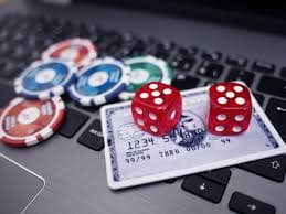 Người chơi tham gia Live Casino ae8888 trên điện thoại với bàn baccarat